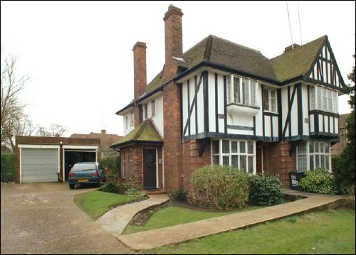 002-4 Ossulton Way